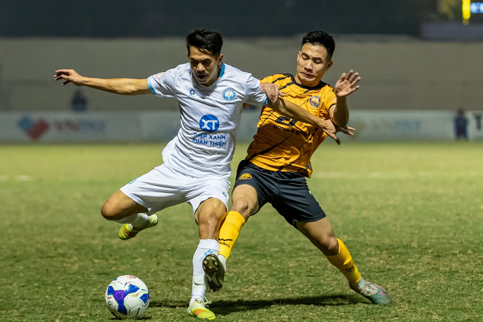 Cầm hòa ĐKVĐ Nam Định, HLV Thanh Hóa trải lòng về cuộc khủng hoảng lực lượng và tài chính