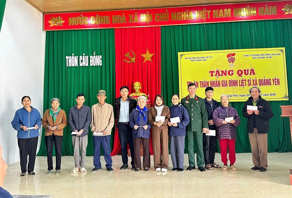 Trao quà tri ân thân nhân liệt sĩ tại các địa phương trong tỉnh