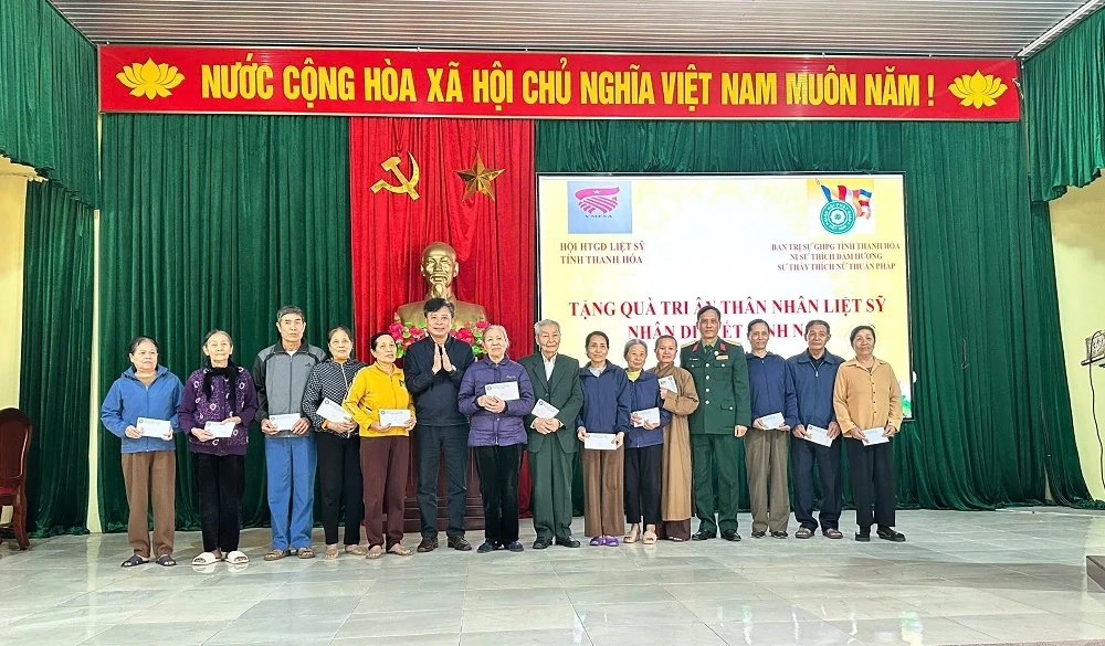 Trao quà tri ân thân nhân liệt sĩ tại các địa phương trong tỉnh