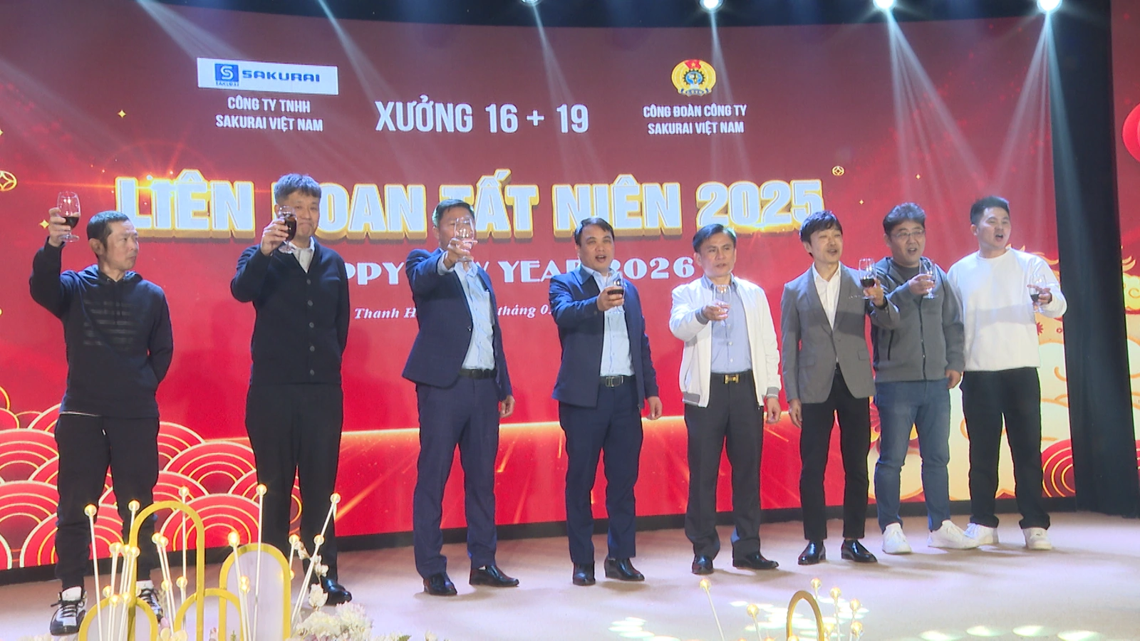 Lương thưởng cao, chi trả kịp thời - Lao động phấn khởi đón Tết