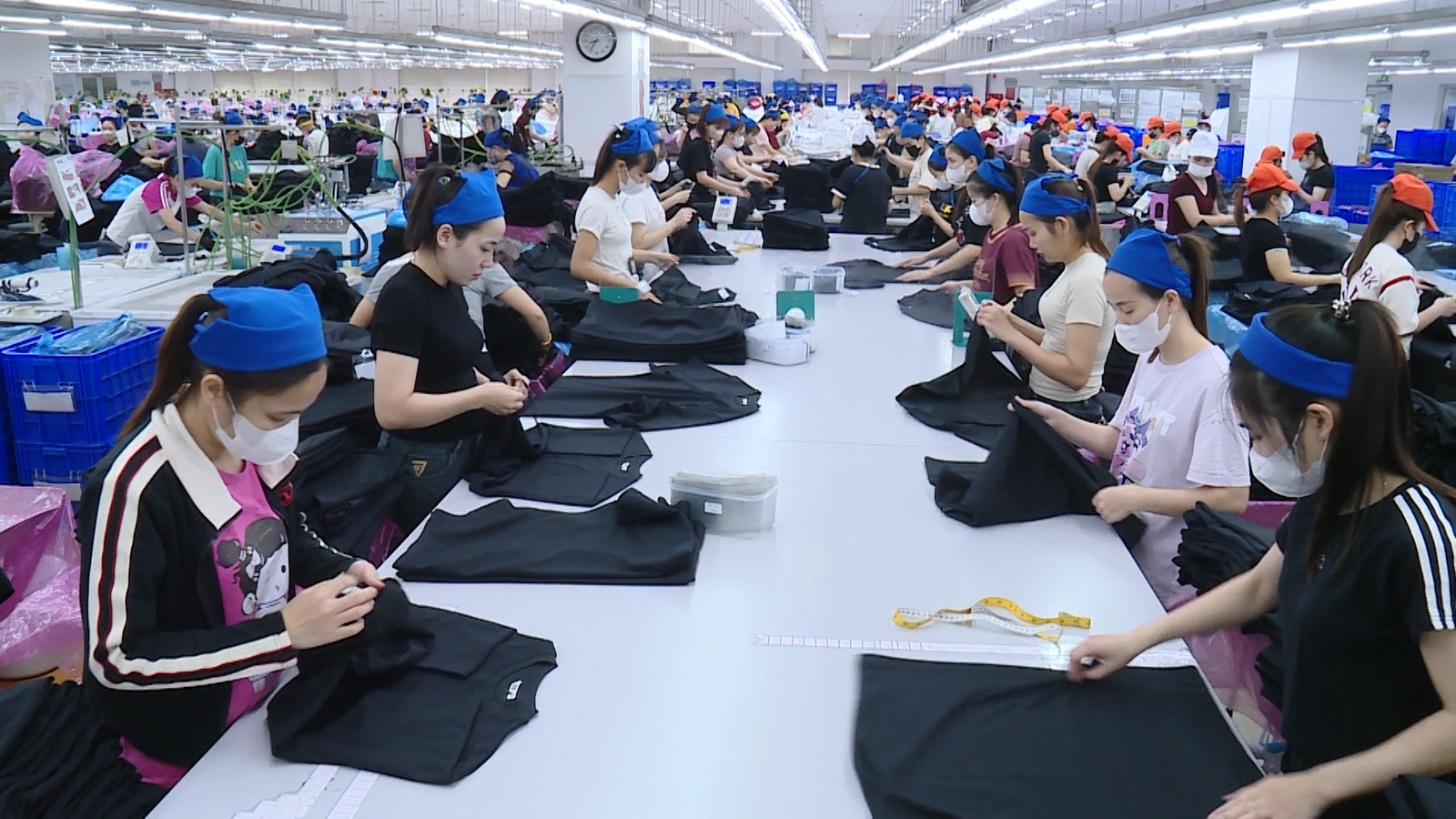 Lương thưởng cao, chi trả kịp thời - Lao động phấn khởi đón Tết