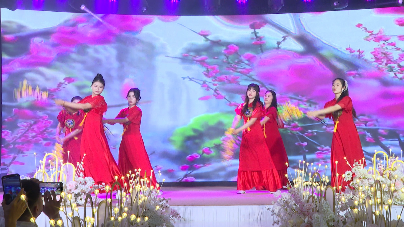 Lương thưởng cao, chi trả kịp thời - Lao động phấn khởi đón Tết