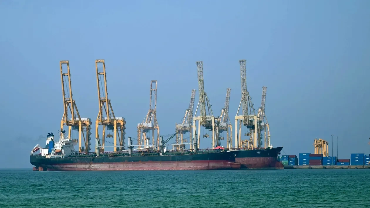 Iran siết không phận Hormuz: Tín hiệu răn đe mới trong ván cờ leo thang với Mỹ