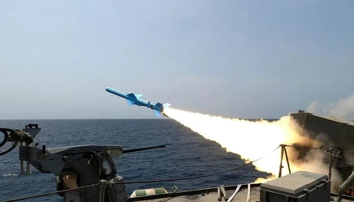 Iran siết không phận Hormuz: Tín hiệu răn đe mới trong ván cờ leo thang với Mỹ