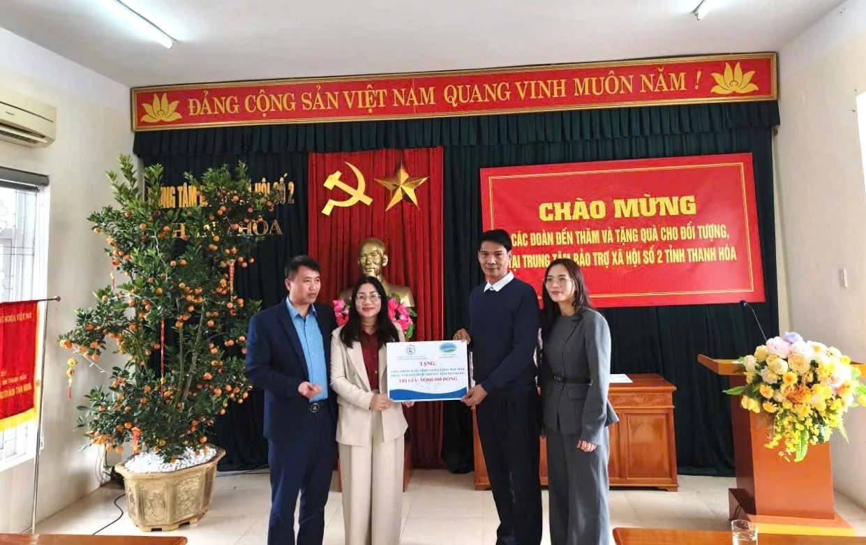 Trao quà Tết cho trẻ em có hoàn cảnh đặc biệt khó khăn trên địa bàn tỉnh