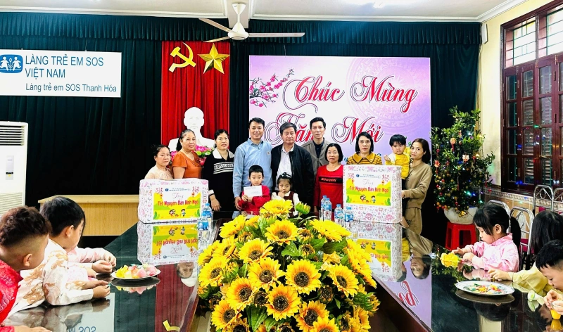 Trao quà Tết cho trẻ em có hoàn cảnh đặc biệt khó khăn trên địa bàn tỉnh