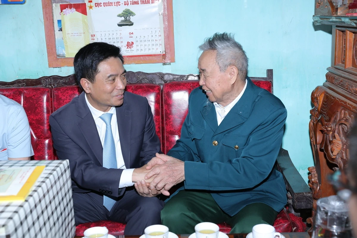 Bí thư Tỉnh ủy Nguyễn Doãn Anh thăm, tặng quà gia đình chính sách; kiểm tra công tác bảo đảm an ninh trật tự dịp Tết Nguyên đán