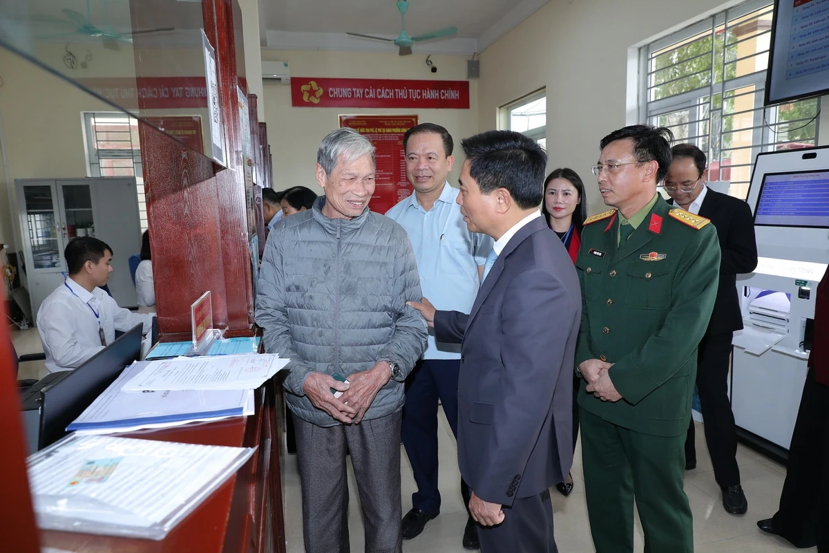 Bí thư Tỉnh ủy Nguyễn Doãn Anh thăm, tặng quà gia đình chính sách; kiểm tra công tác bảo đảm an ninh trật tự dịp Tết Nguyên đán