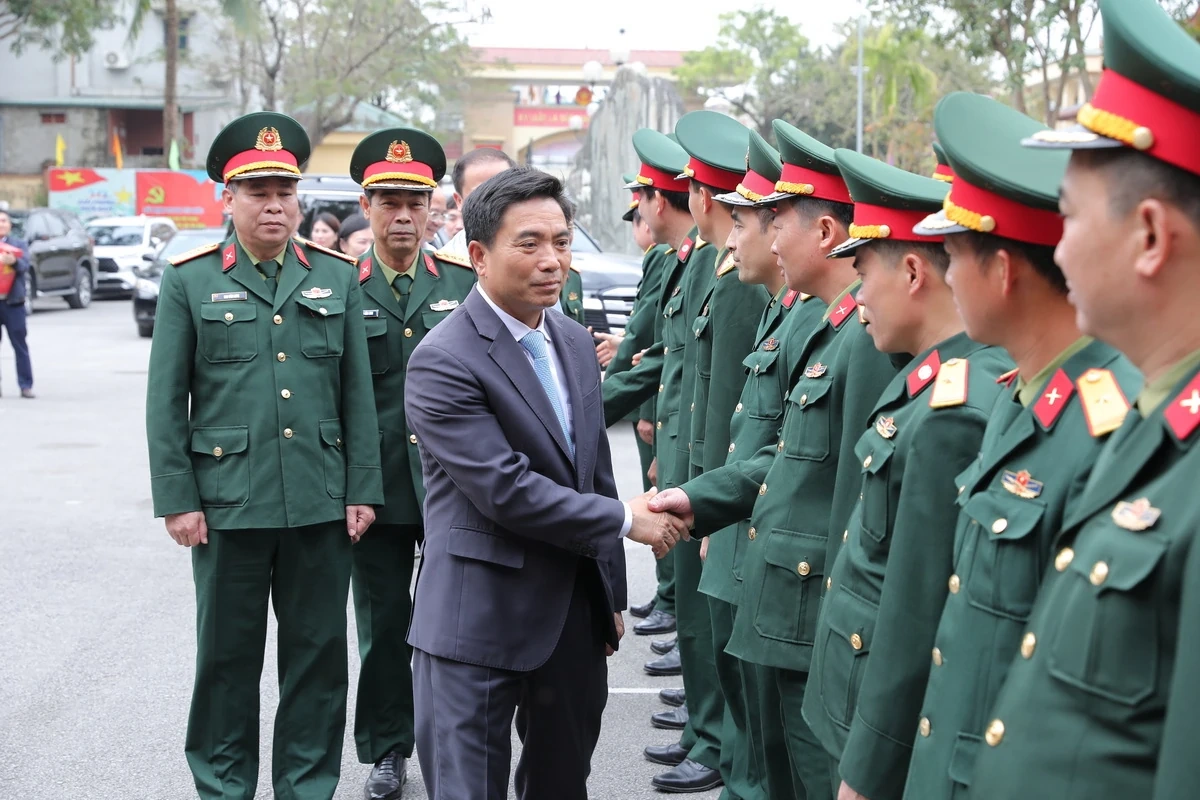 Bí thư Tỉnh ủy Nguyễn Doãn Anh thăm, tặng quà gia đình chính sách; kiểm tra công tác bảo đảm an ninh trật tự dịp Tết Nguyên đán