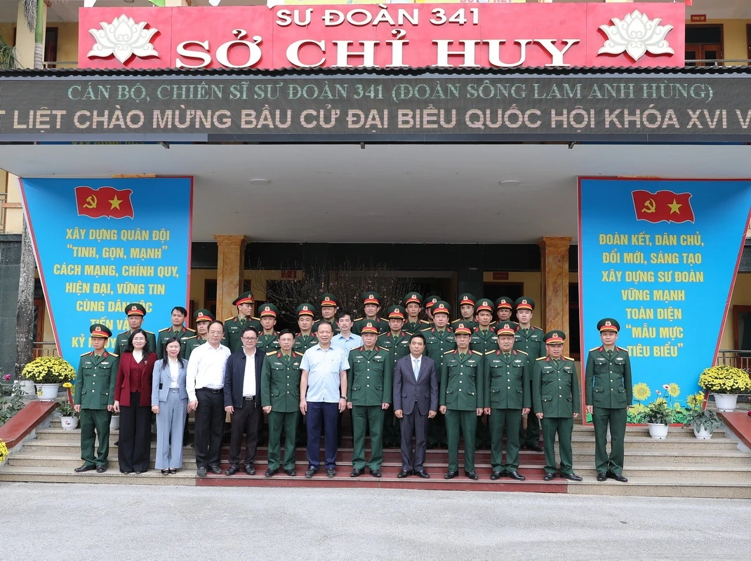 Bí thư Tỉnh ủy Nguyễn Doãn Anh thăm, tặng quà gia đình chính sách; kiểm tra công tác bảo đảm an ninh trật tự dịp Tết Nguyên đán