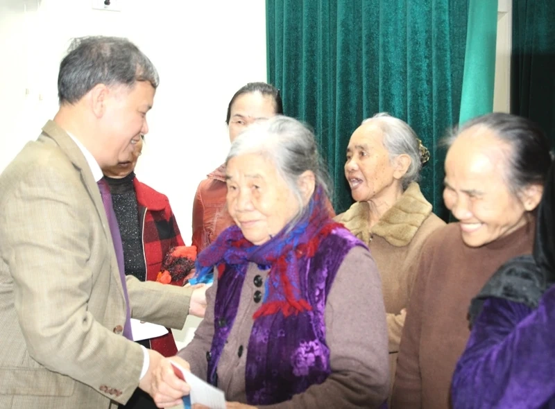 Trao 700 suất quà Tết cho các gia đình chính sách, hộ nghèo tại xã Nga Sơn