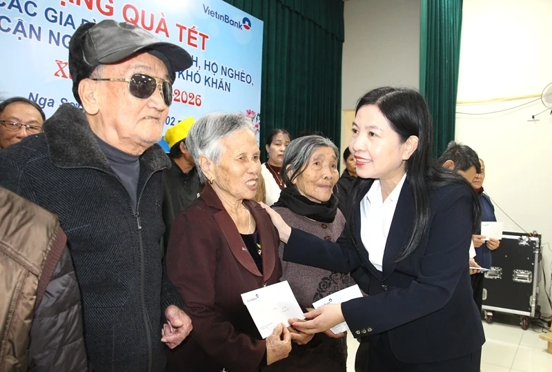 Trao 700 suất quà Tết cho các gia đình chính sách, hộ nghèo tại xã Nga Sơn