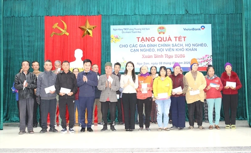 Trao 700 suất quà Tết cho các gia đình chính sách, hộ nghèo tại xã Nga Sơn