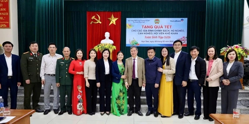 Trao 700 suất quà Tết cho các gia đình chính sách, hộ nghèo tại xã Nga Sơn