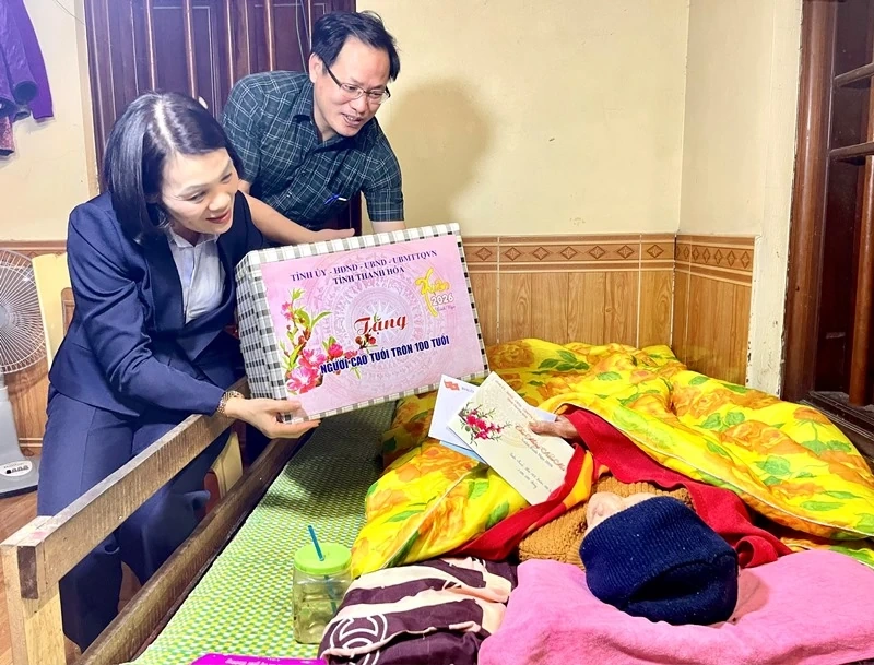 Phó Chủ tịch Thường trực Ủy ban MTTQ tỉnh kiểm tra đời sống và sản xuất của người dân một số địa phương, đơn vị