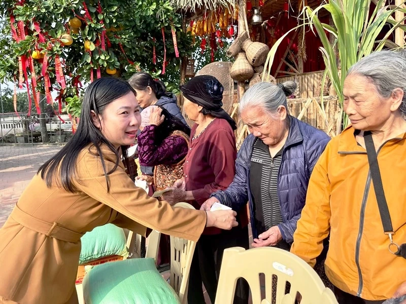 Trao 500 suất quà Tết cho hộ nghèo tại 6 phường, xã trên địa bàn tỉnh