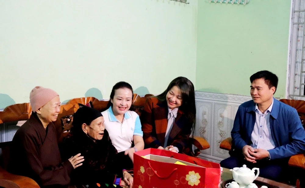 Chủ tịch Hội LHPN tỉnh tặng quà Mẹ Việt Nam Anh hùng và hội viên, phụ nữ, trẻ mồ côi 