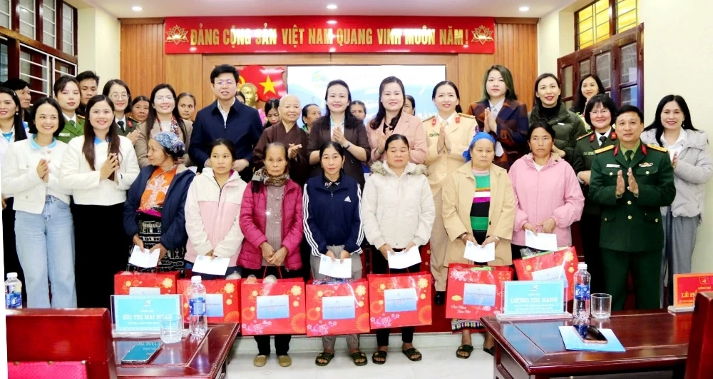 Chủ tịch Hội LHPN tỉnh tặng quà Mẹ Việt Nam Anh hùng và hội viên, phụ nữ, trẻ mồ côi 