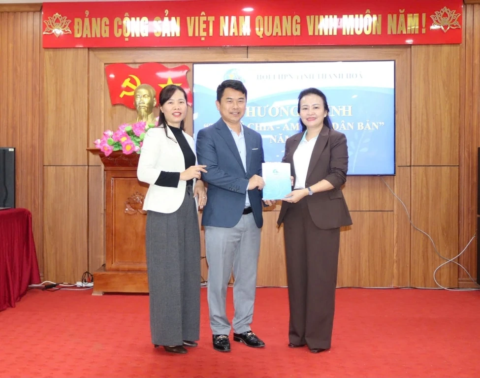 Chủ tịch Hội LHPN tỉnh tặng quà Mẹ Việt Nam Anh hùng và hội viên, phụ nữ, trẻ mồ côi 