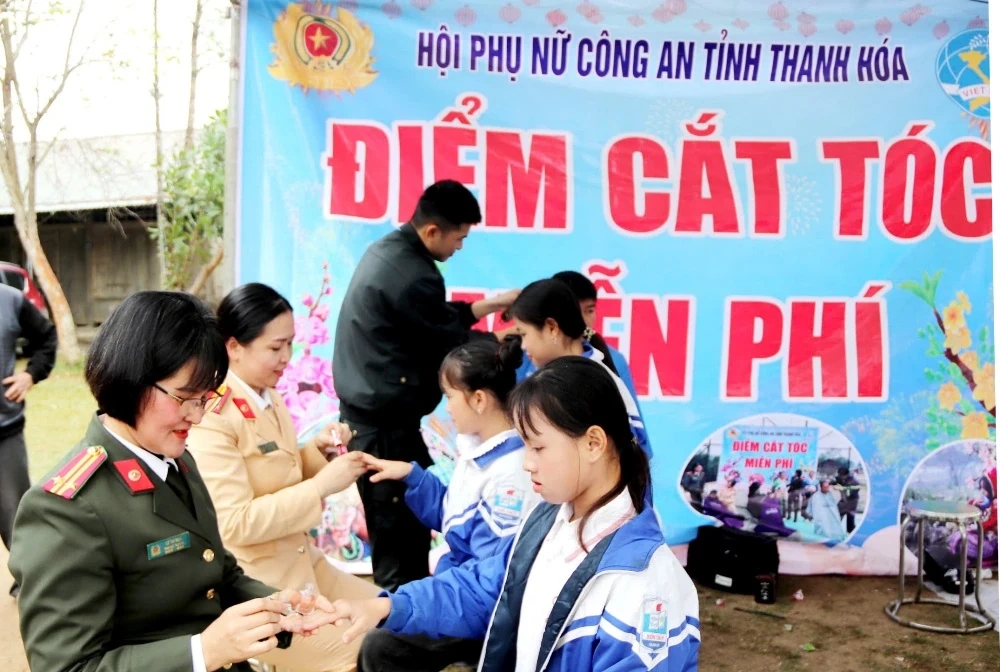“Tết sẻ chia - Ấm tình dân bản” trao tặng hàng trăm suất quà cho hội viên, phụ nữ, trẻ em khó khăn vùng biên
