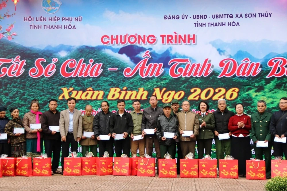 “Tết sẻ chia - Ấm tình dân bản” trao tặng hàng trăm suất quà cho hội viên, phụ nữ, trẻ em khó khăn vùng biên