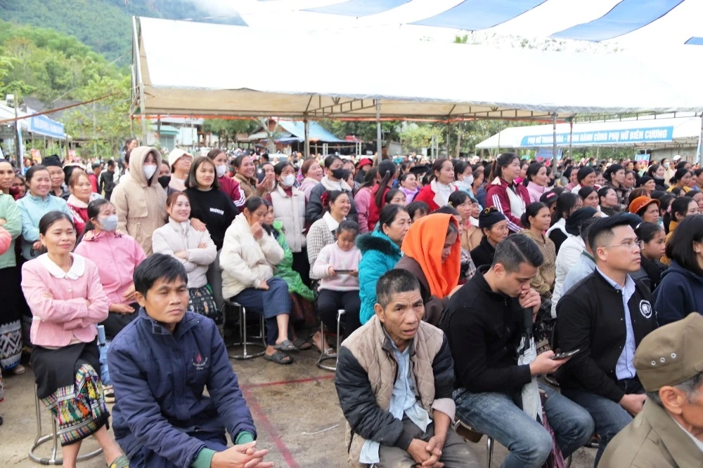 “Tết sẻ chia - Ấm tình dân bản” trao tặng hàng trăm suất quà cho hội viên, phụ nữ, trẻ em khó khăn vùng biên