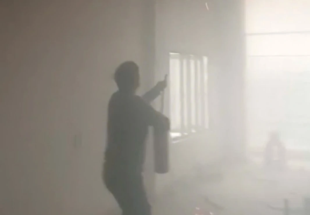 Trên đường đi làm, hai cán bộ PCCC Thanh Hóa kịp thời dập tắt cháy nhà dân