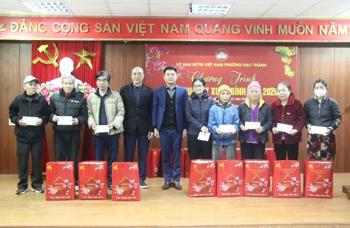 Phường Hạc Thành trao 862 suất quà Tết cho gia đình chính sách, hộ khó khăn