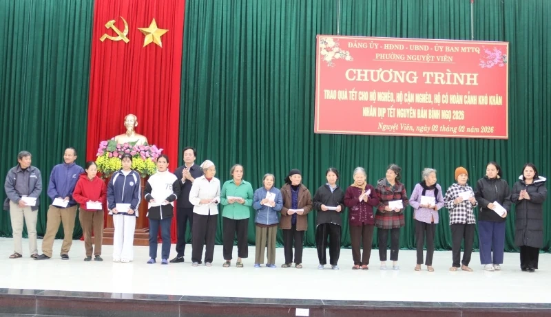 Phường Nguyệt Viên trao 399 suất quà Tết cho hộ nghèo, có hoàn cảnh khó khăn