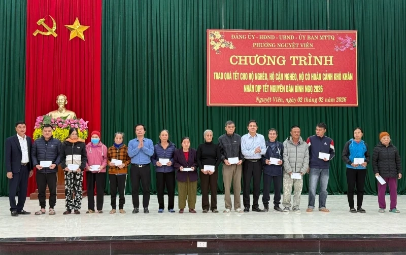 Phường Nguyệt Viên trao 399 suất quà Tết cho hộ nghèo, có hoàn cảnh khó khăn