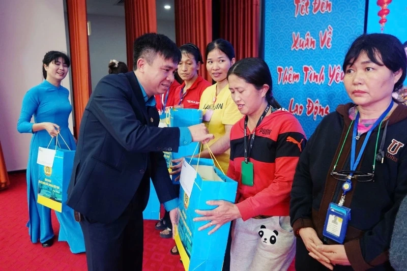 Doanh nghiệp FDI chăm lo Tết cho người lao động