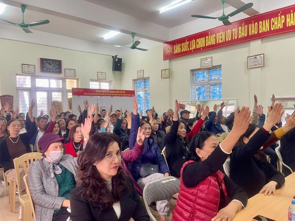 Cử tri Tổ dân phố Đông Bắc Ga 1 giới thiệu danh sách 9 ứng cử viên ĐBQH và HĐND các cấp