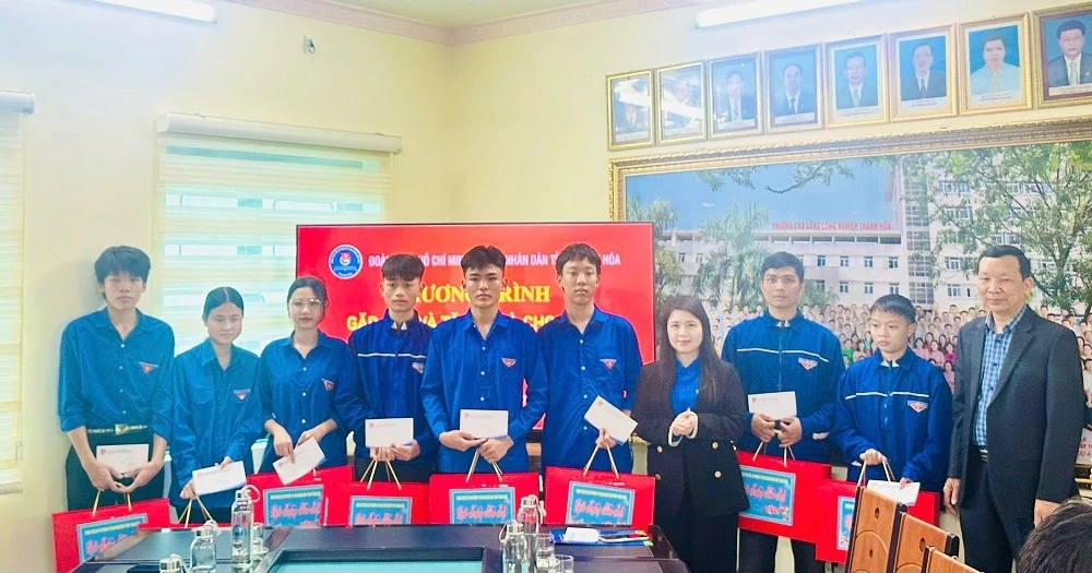 Trao quà Tết cho đoàn viên, thanh niên có hoàn cảnh khó khăn