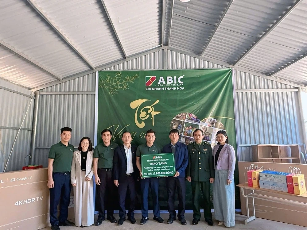 ABIC Thanh Hóa tặng thiết bị học tập tại Trường Tiểu học Tam Chung