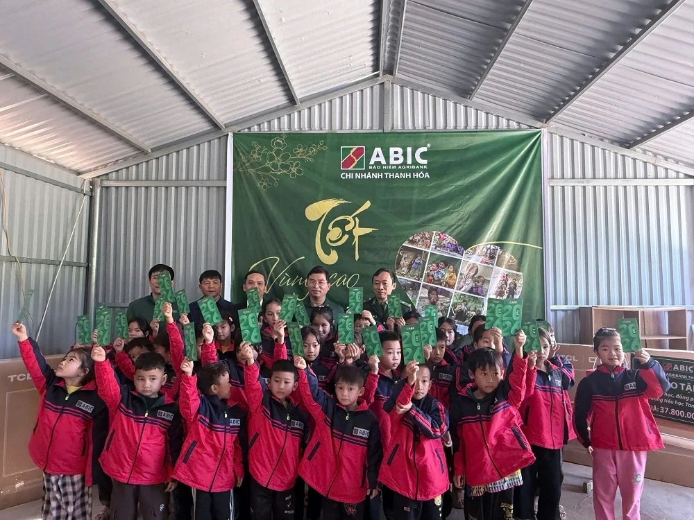 ABIC Thanh Hóa tặng thiết bị học tập tại Trường Tiểu học Tam Chung