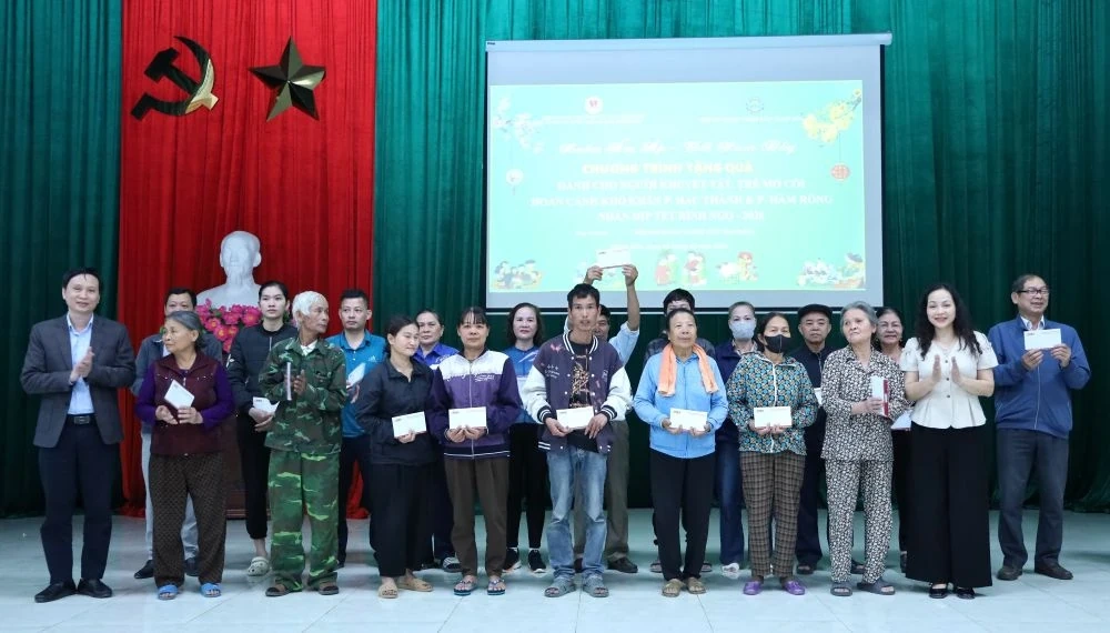 Hiệp hội Doanh nghiệp tỉnh tặng 100 suất quà Tết cho người khuyết tật, người có hoàn cảnh khó khăn