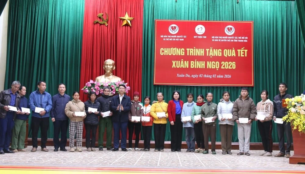 Trao quà Tết cho người khuyết tật, trẻ mồ côi và người nghèo tại xã Xuân Du, Hợp Tiến