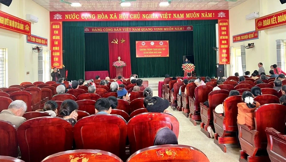 Trao quà Tết cho người khuyết tật, trẻ mồ côi và người nghèo tại xã Xuân Du, Hợp Tiến