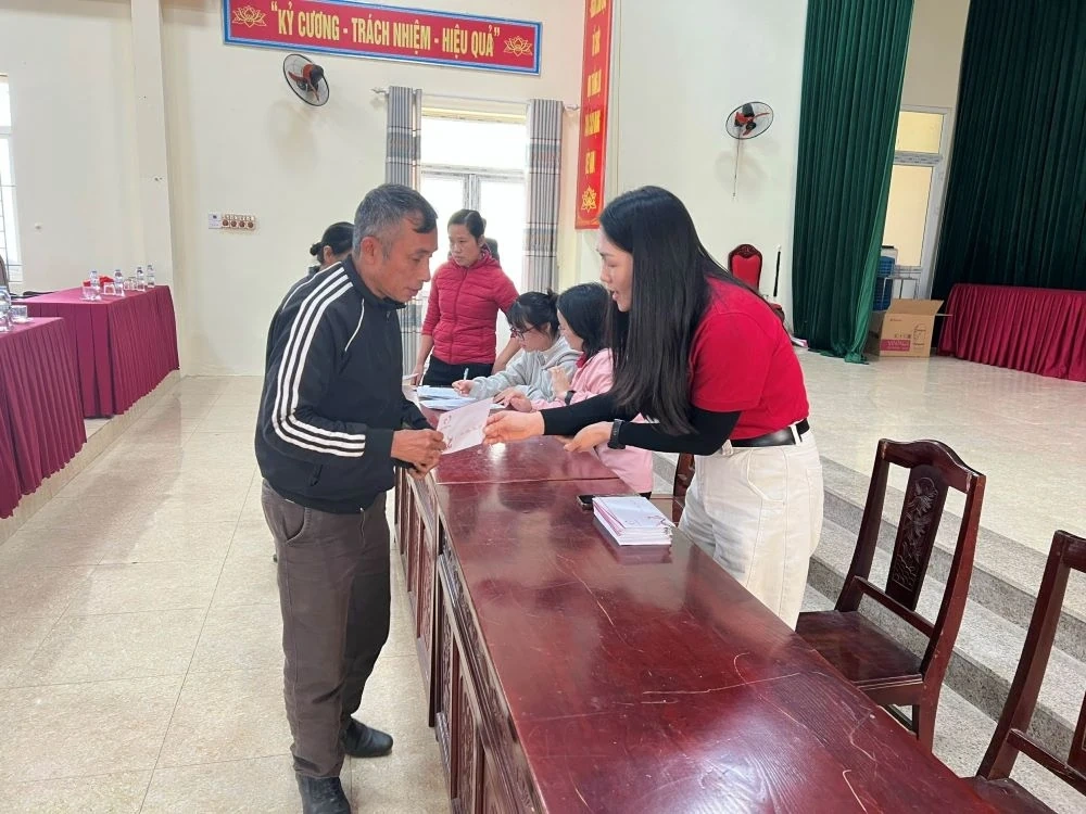 Trao quà Tết cho người khuyết tật, trẻ mồ côi và người nghèo tại xã Xuân Du, Hợp Tiến