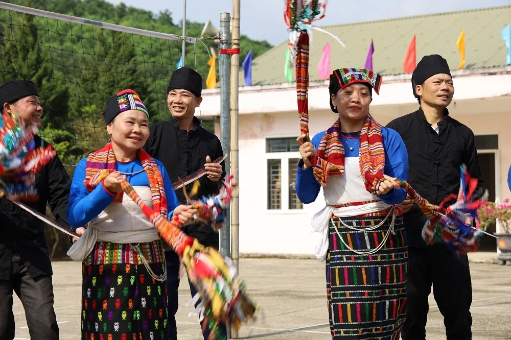 Rộn ràng đón lễ hội Sết Boóc Mạy