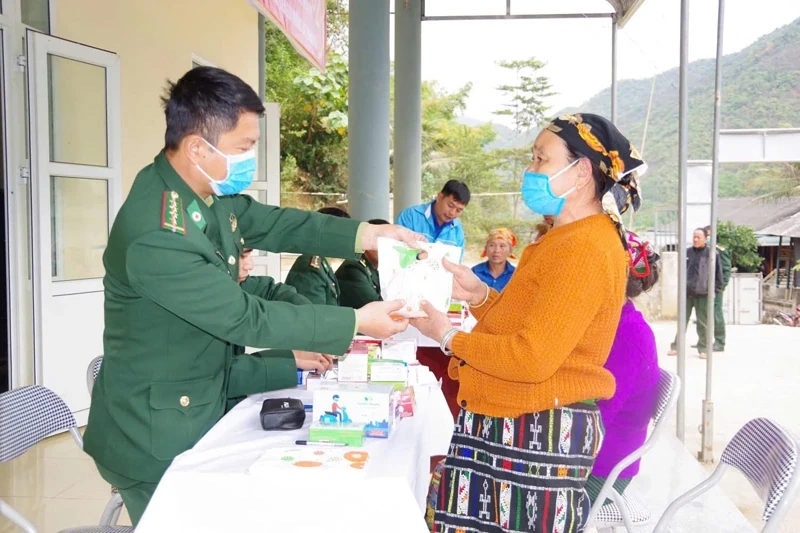 Chăm lo tết cho đồng bào vùng biên