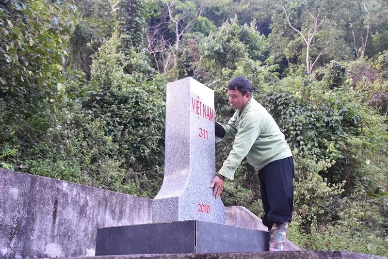 Hoa đào nở bên cột mốc