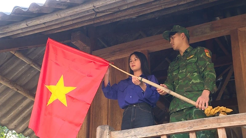 Hoa đào nở bên cột mốc