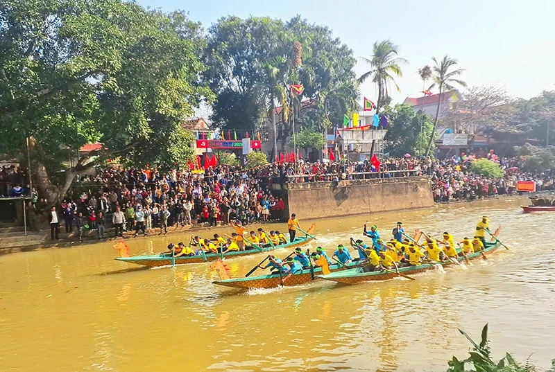 Trong tiếng trống hội ngày xuân