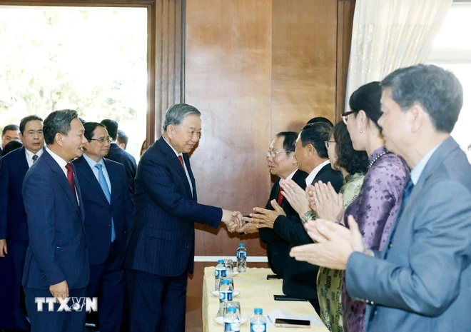 Tổng Bí thư Tô Lâm gặp gỡ cán bộ Đại sứ quán và cộng đồng người Việt Nam tại Lào