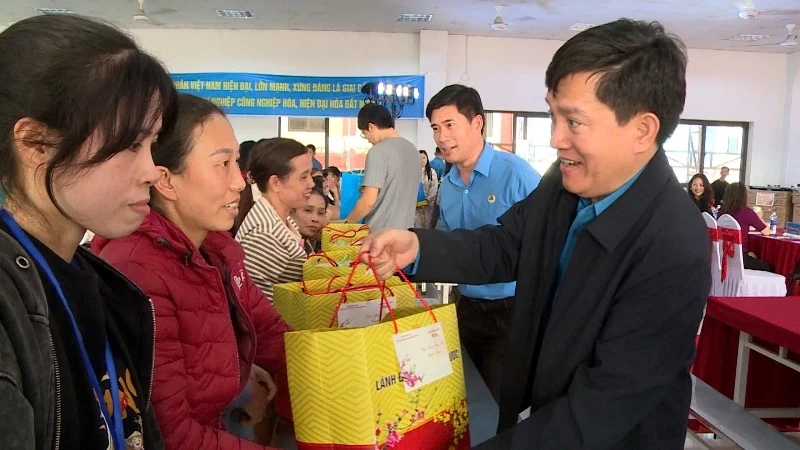 Đoàn viên công đoàn Công ty Giầy Kim Việt vui “Tết sum vầy - Xuân ơn Đảng”