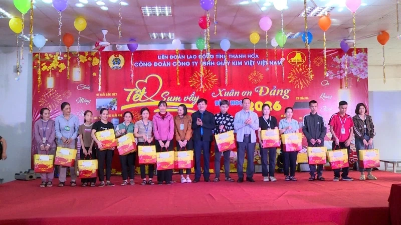 Đoàn viên công đoàn Công ty Giầy Kim Việt vui “Tết sum vầy - Xuân ơn Đảng”