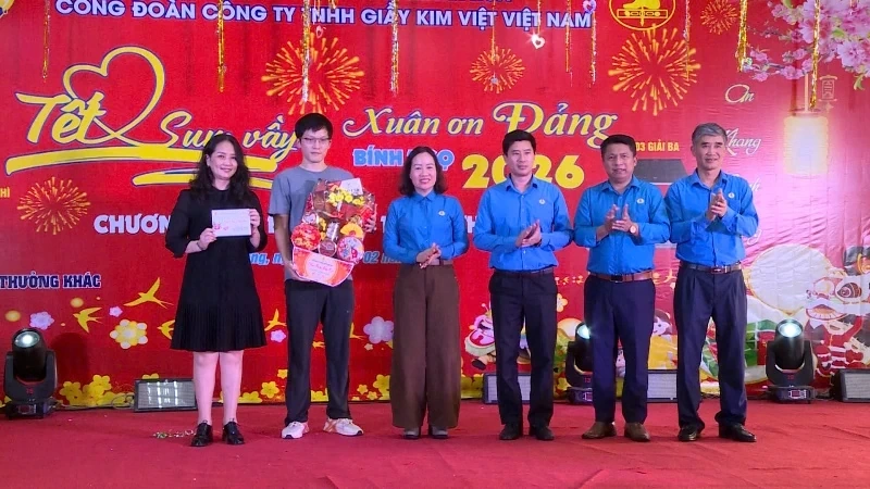 Đoàn viên công đoàn Công ty Giầy Kim Việt vui “Tết sum vầy - Xuân ơn Đảng”