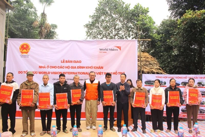 Bàn giao nhà ở do Tổ chức Tầm nhìn Thế giới tại Việt Nam hỗ trợ các hộ gia đình khó khăn