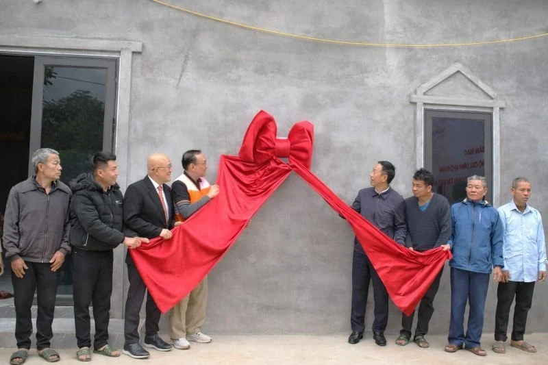 Bàn giao nhà ở do Tổ chức Tầm nhìn Thế giới tại Việt Nam hỗ trợ các hộ gia đình khó khăn